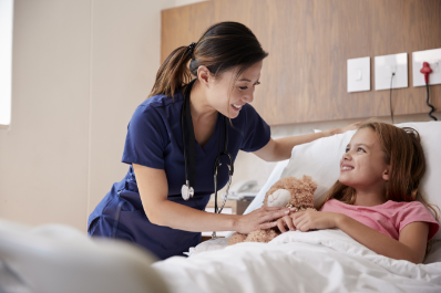Médica pediatra conversando com criança hospitalizada