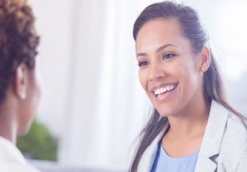 Imagem de uma médica sorrindo para paciente