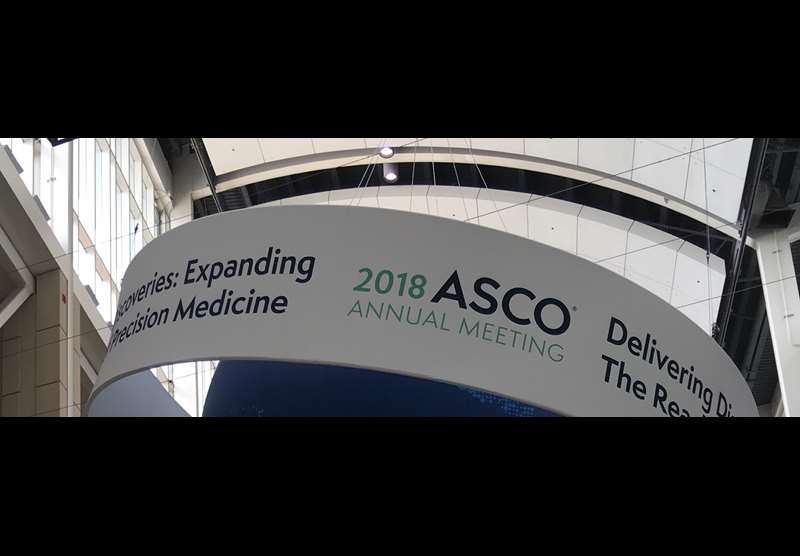 Foto do globo e faixa que representam a ASCO 2018