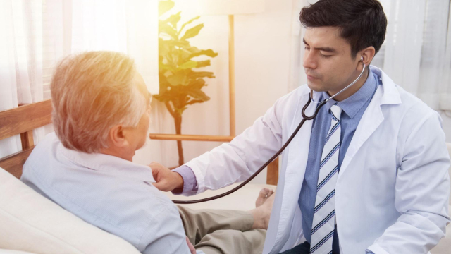 médico consultando senhor de idade