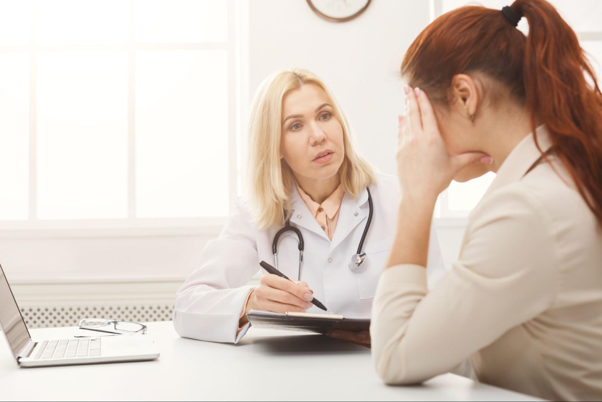 Ginecologista aconselhando paciente sobre como tratar o burnout com bons hábitos.