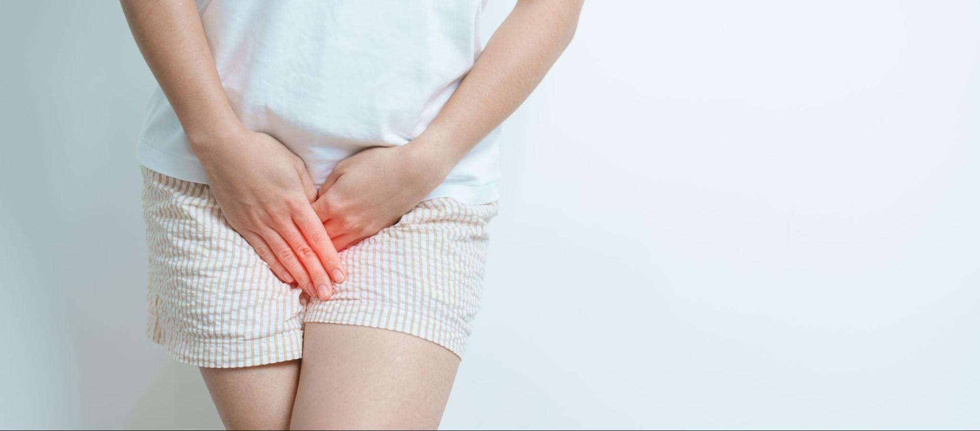 Mulher com desconforto na região pélvica. Coceira e dor causada por doença de candidíase