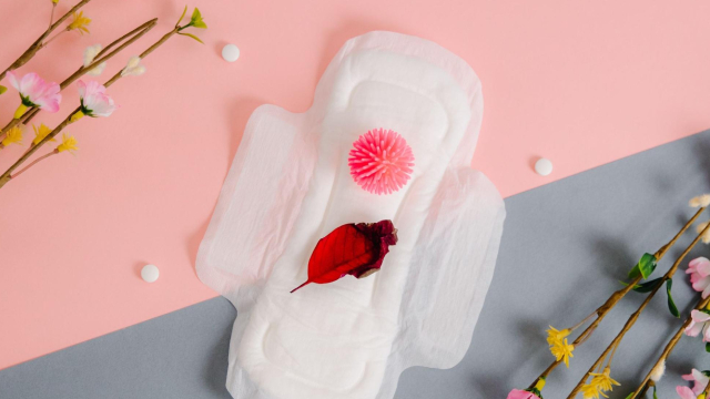 absorvente com flores e comprimidos