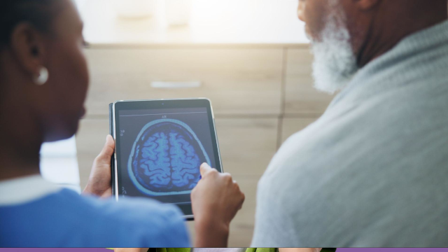 Médica mostrando resultado de exame para paciente idoso