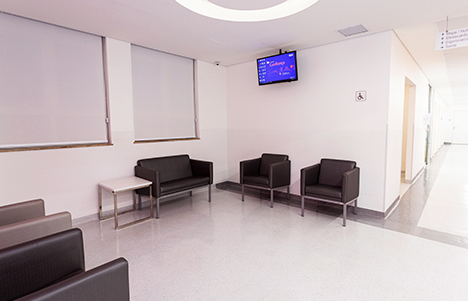 Foto da sala de espera de consultório para exames de métodos gráficos