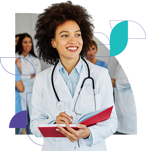 Médica negra sorrindo ao anotar em prontuário, com equipe médica ao fundo.