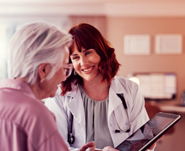 dois médicos analisando uma ressonância magnética do cérebro