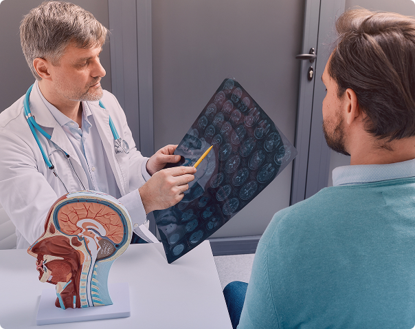 médico examinando tomografia do cérebro e explicando para paciente