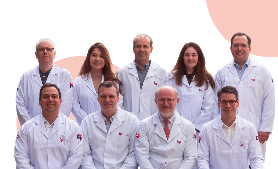 médico sorridente com estetoscópio no ombro e braços cruzados, com imagens de exames neurológicos ao lado.