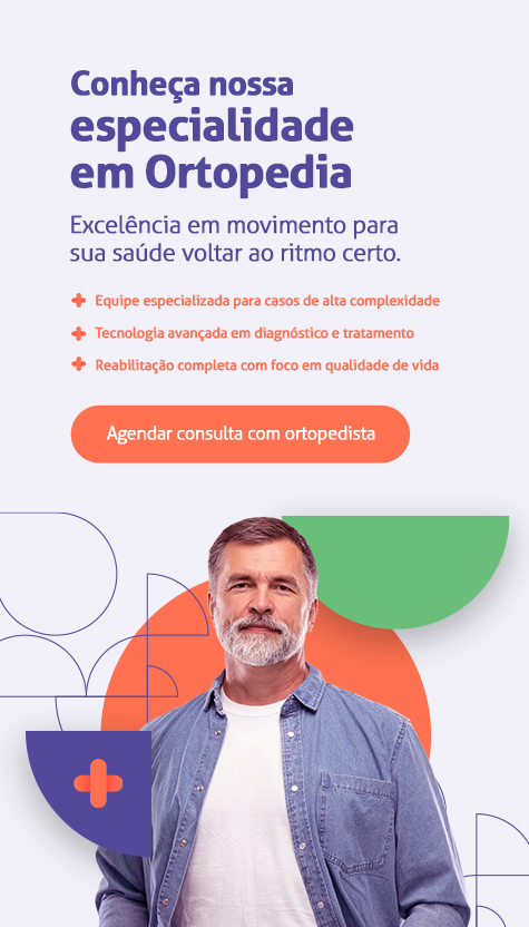 homem de meia idade com camiseta branca e camisa jean azul, com semblante tranquilo