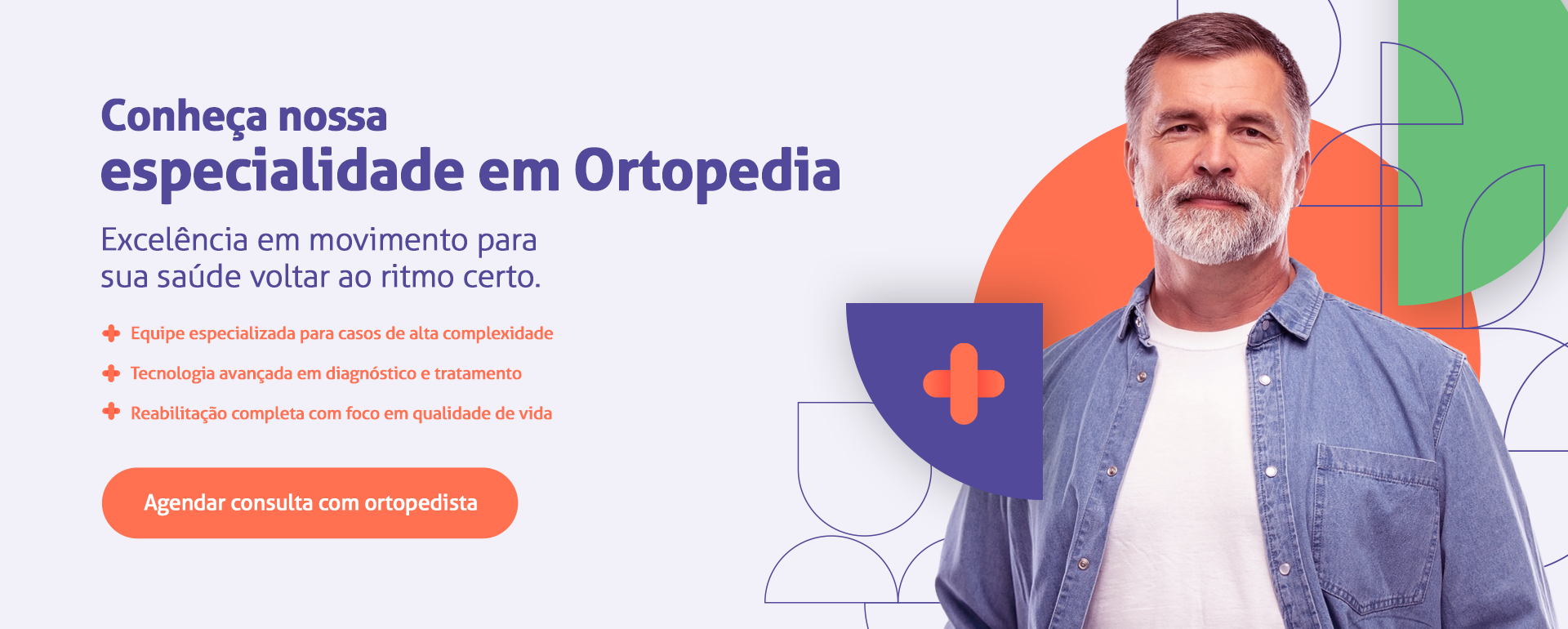 homem de meia idade com camiseta branca e camisa jean azul, com semblante tranquilo