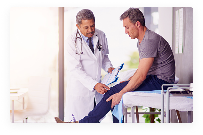 médico examinando o joelho do paciente