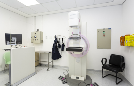 Foto da sala com equipamentos para exames de medicina fetal