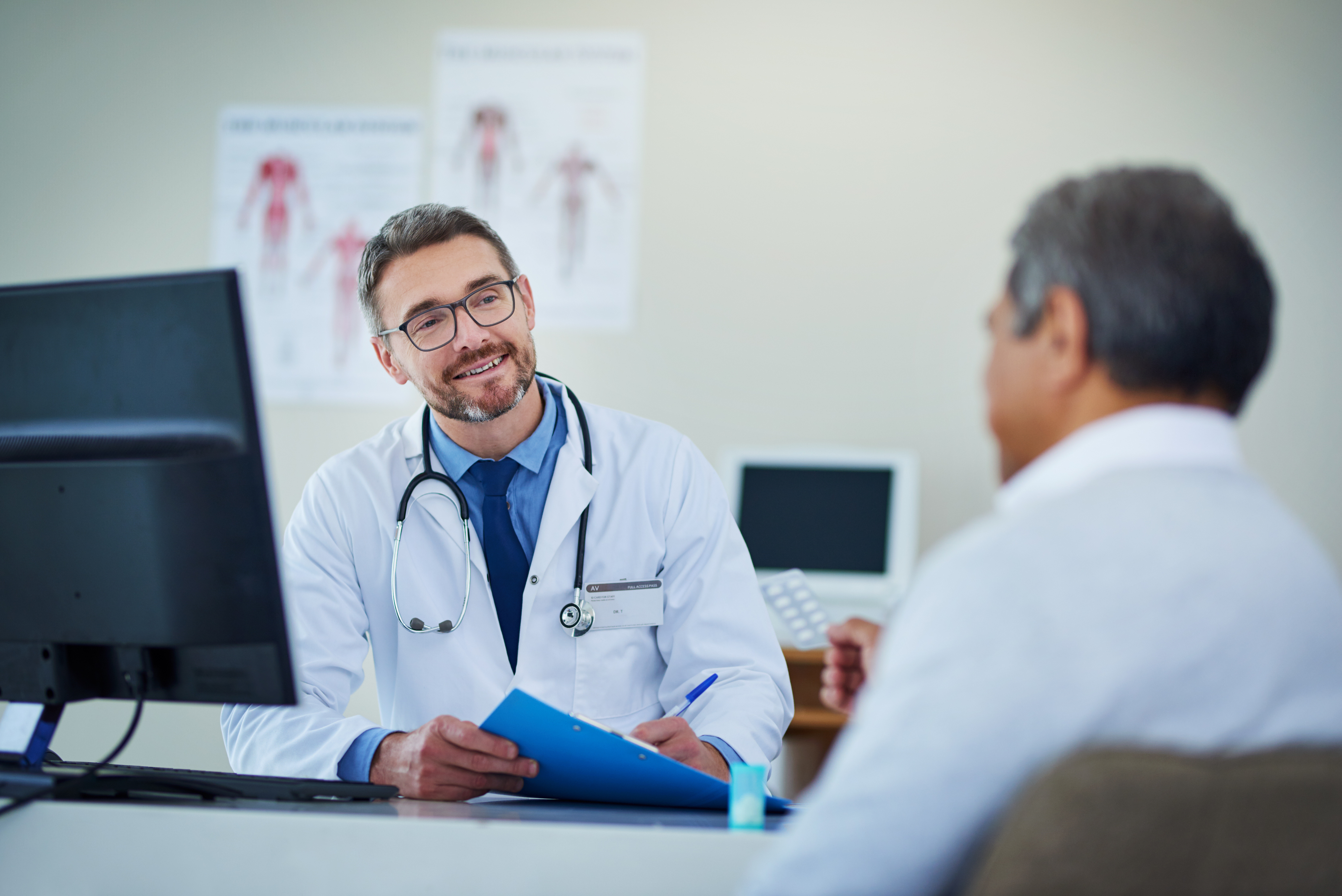 Médico atendendo paciente no consultório