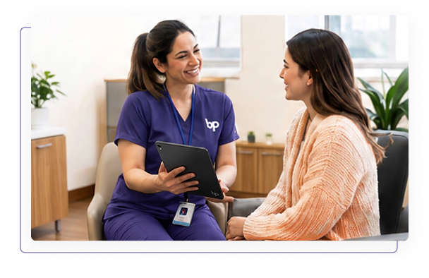 Equipe médica orientando paciente com tablet