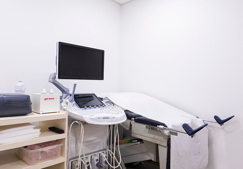 Foto de uma sala da BP com uma tela de computador e equipamentos médicos