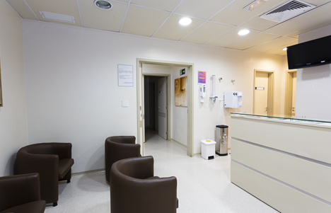 Foto da recepção e sala de espera do consultório para exames urodinâmicos