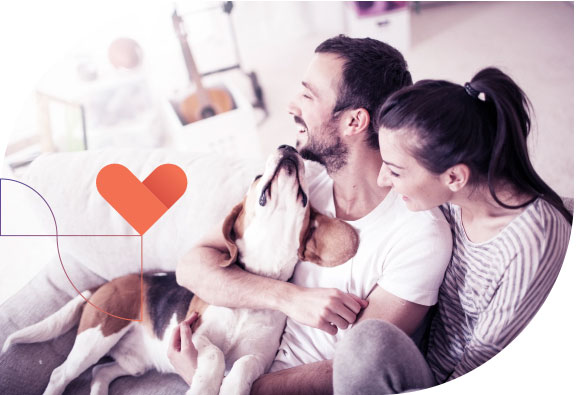 Imagem de um casal de homem e mulher sorrindo na compania de um cachorro