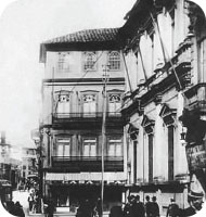 Foto em preto e branco de um prédio