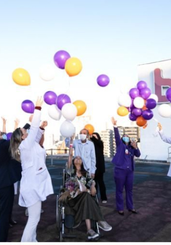 Foto de médicos e pacientes soltando balões