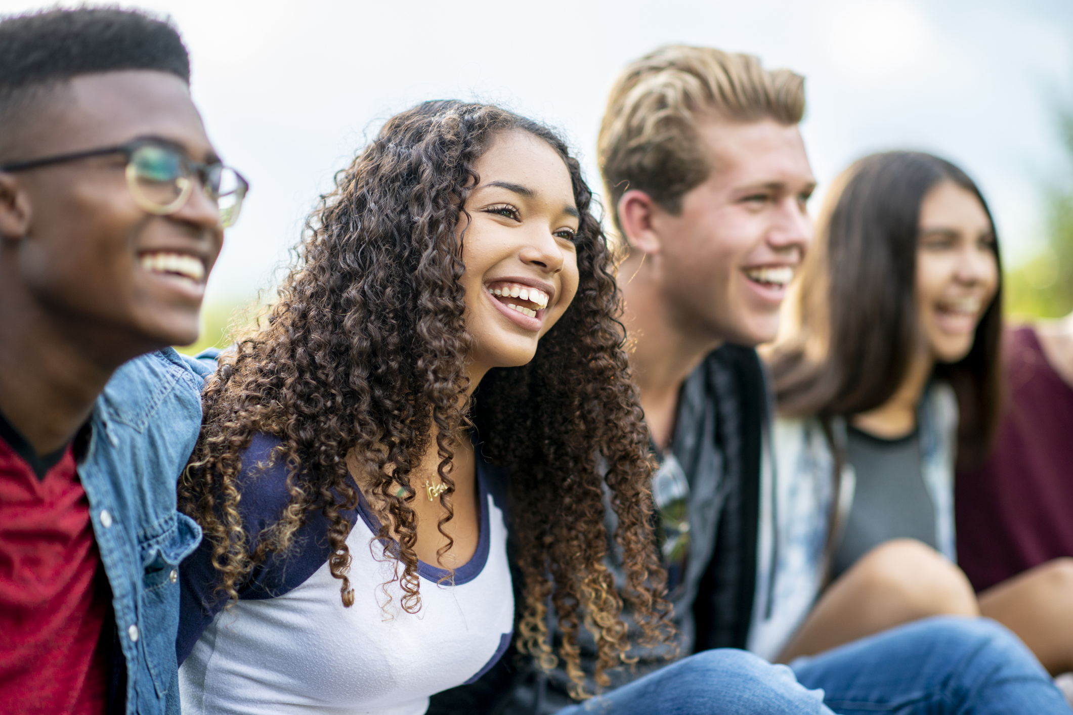 Foto de quatro jovens sorrindo