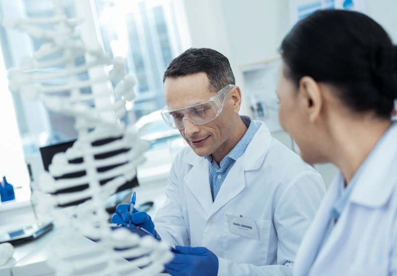 Imagem de um especialista com óculos de proteção