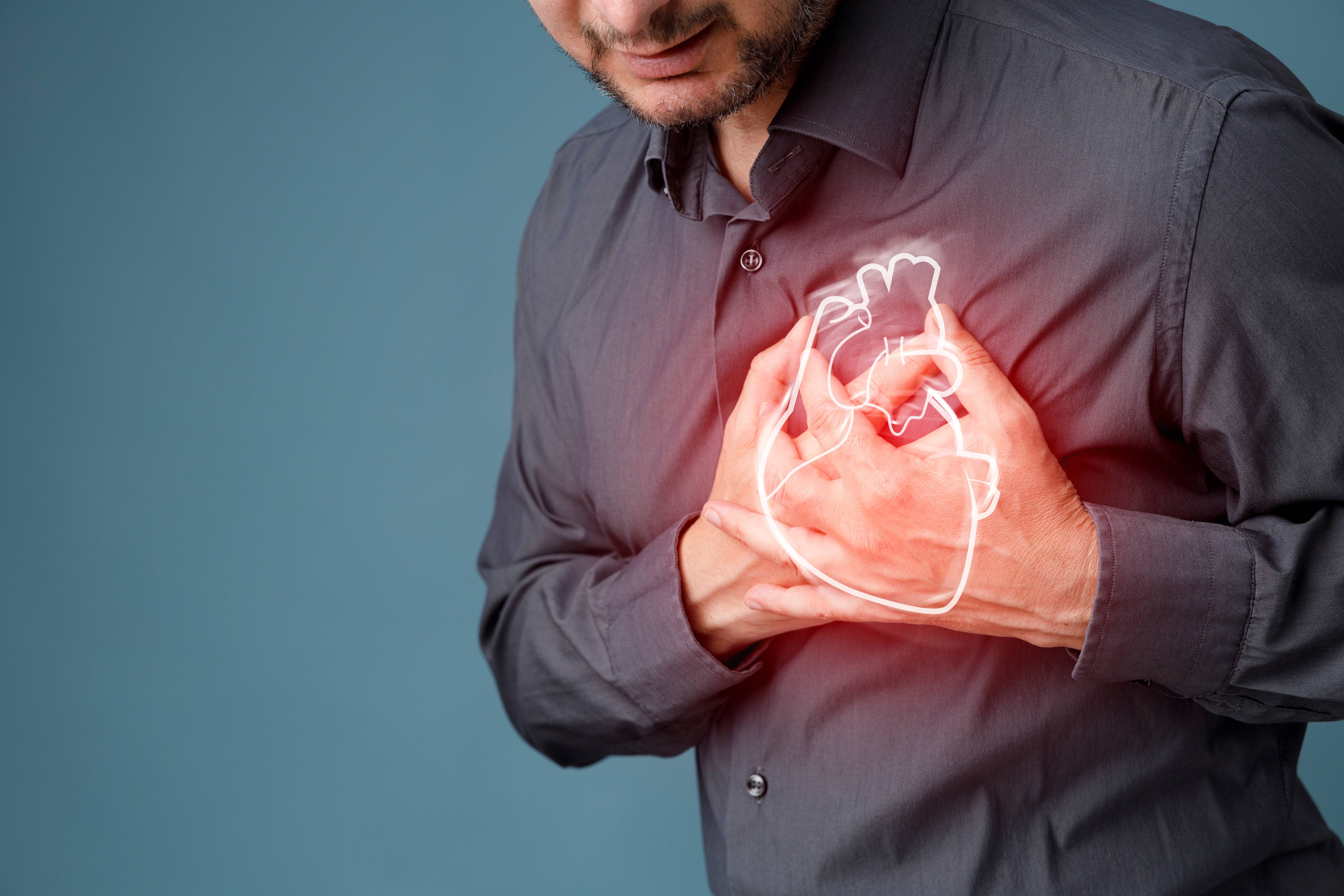 Homem com a mão no coração devido à problemas cardíacos