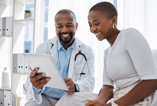 Médico cardiologista mostrando resultado positivo de exame de coração para paciente