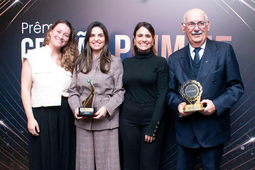 Equipe recebendo o prêmio