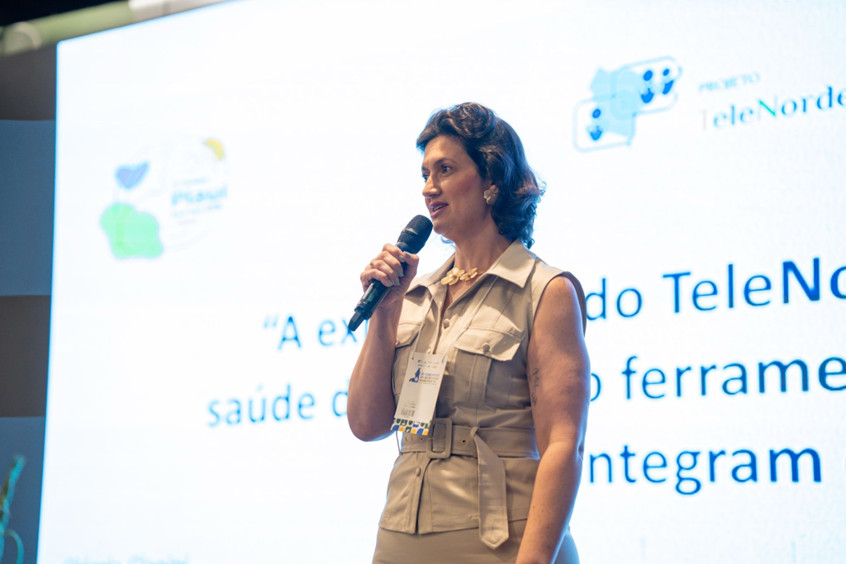 Uma mulher apresentando o projeto
