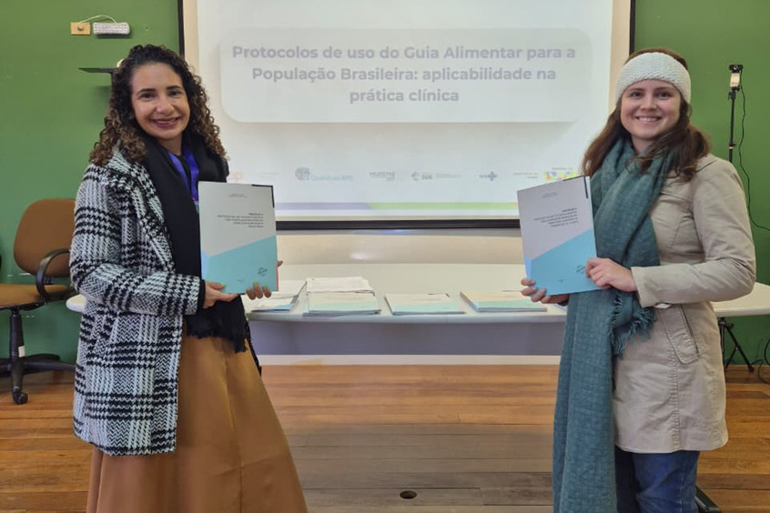 Duas mulheres segurando o certificado