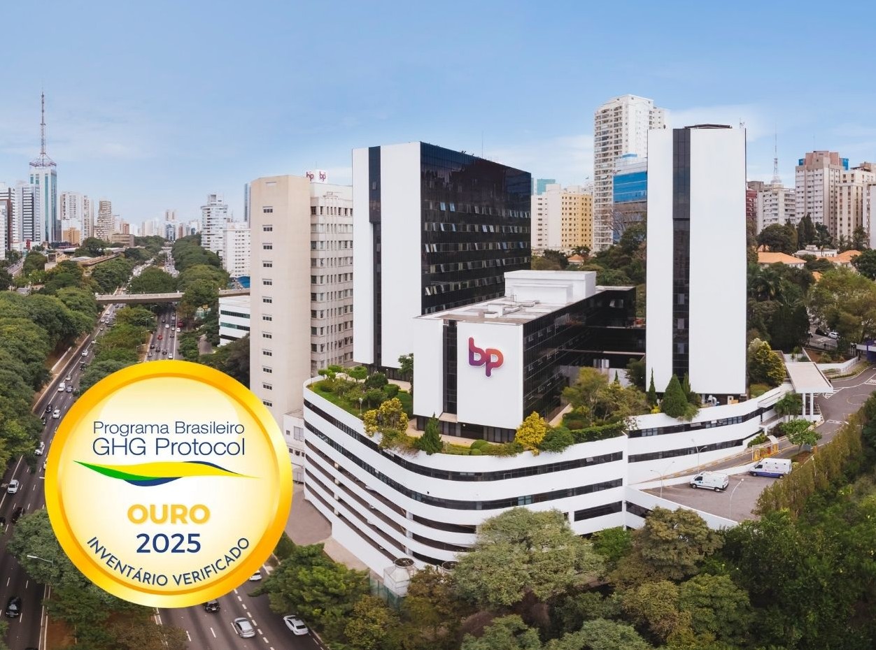 Imagem aérea do Hospital BP, com selo amarelo escrito "Programa Brasileiro GHG Protocol - Ouro 2025 - Inventário verificado"