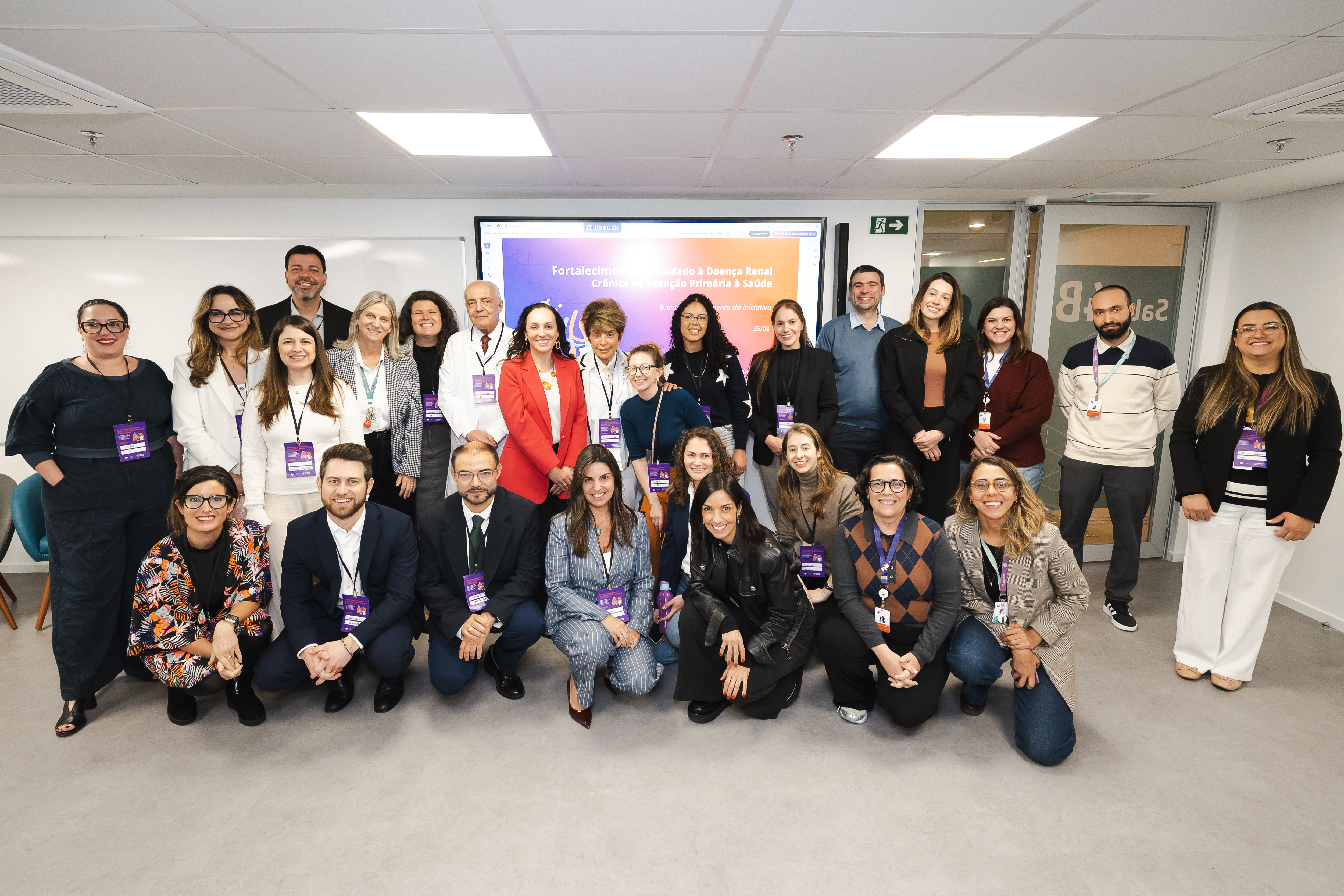 Grupo de profissionais posa para foto durante evento de lançamento de iniciativa voltada ao fortalecimento do cuidado à doença renal crônica na Atenção Primária à Saúde.