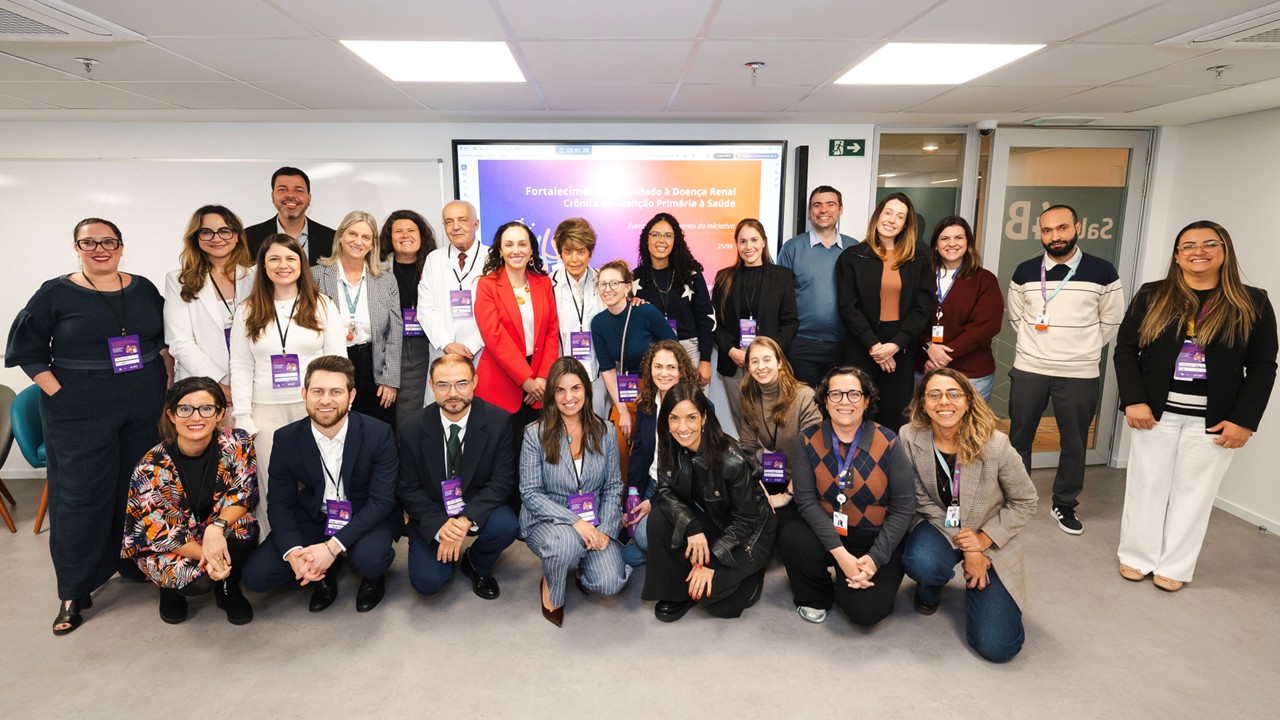 Grupo de profissionais posa para foto durante evento de lançamento de iniciativa voltada ao fortalecimento do cuidado à doença renal crônica na Atenção Primária à Saúde.