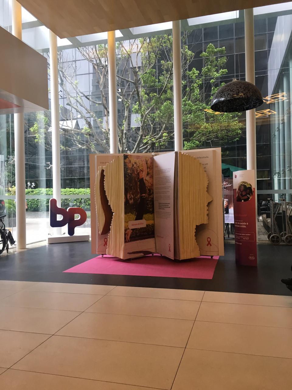 Foto do livro itinerante na recepção principal do Hospital BP.