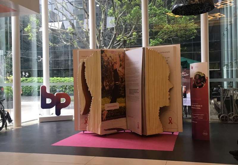 Foto do livro itinerante na recepção principal do Hospital BP.