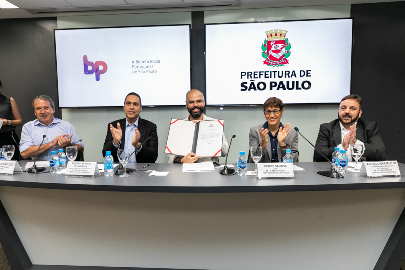 Edson Aparecido, Rubens Ermírio de Moraes, Bruno Covas, Denise Santos e Arnaldo Bartalo Júnior durante assinatura do aditivo.