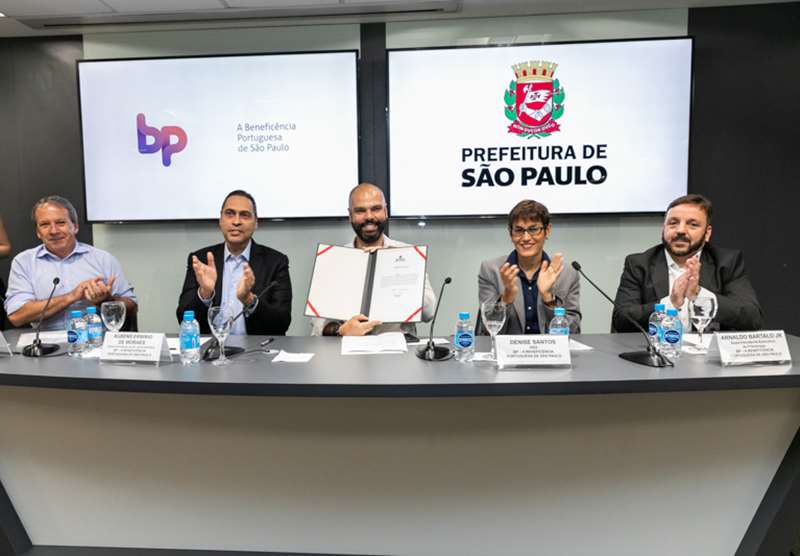 Edson Aparecido, Rubens Ermírio de Moraes, Bruno Covas, Denise Santos e Arnaldo Bartalo Júnior durante assinatura do aditivo.