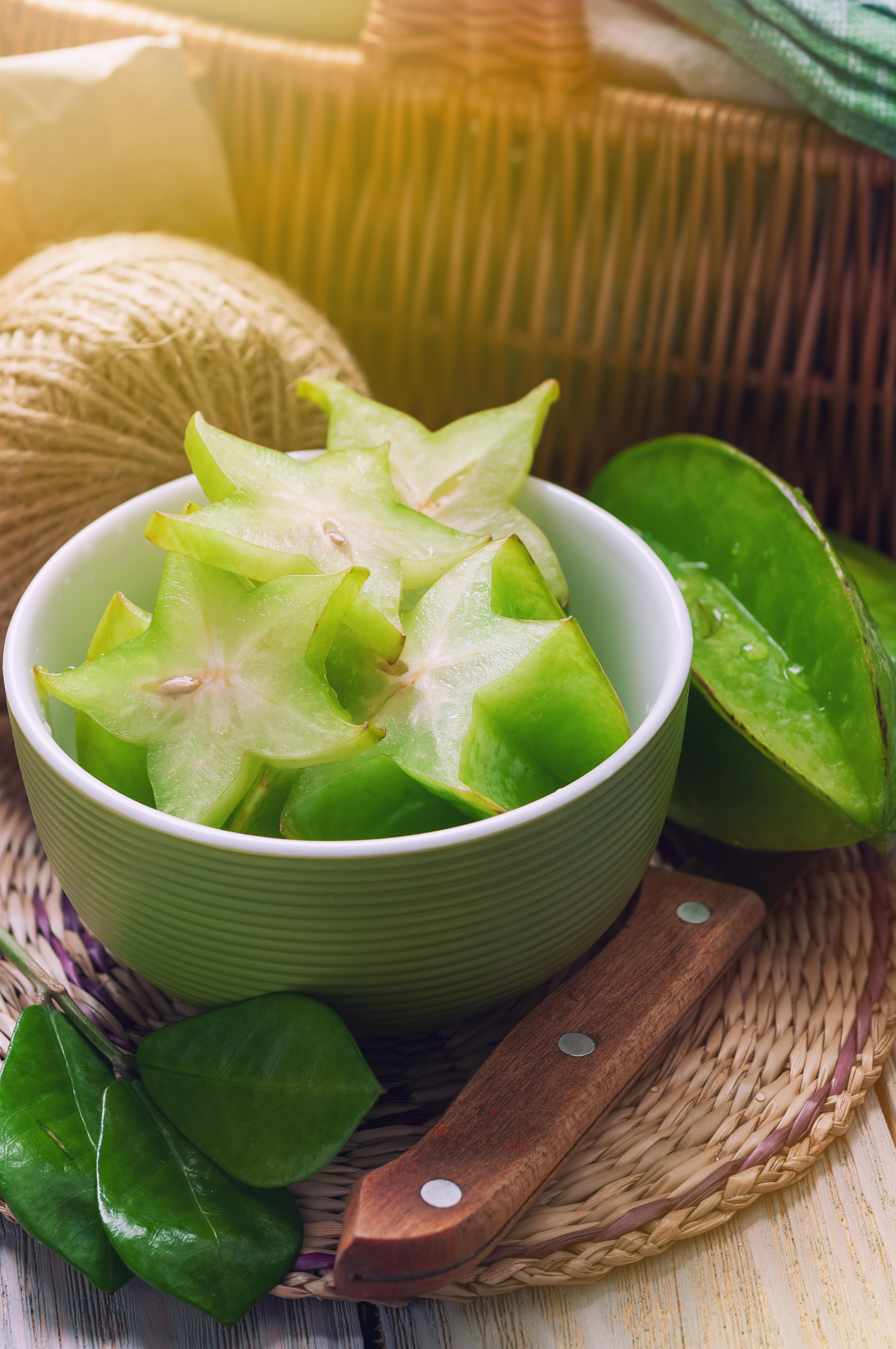 Tigela com fatias de carambola