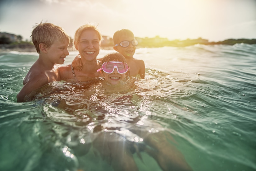 Família nadando no mar.