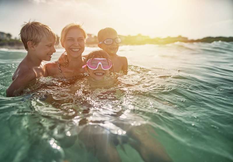 Família nadando no mar.