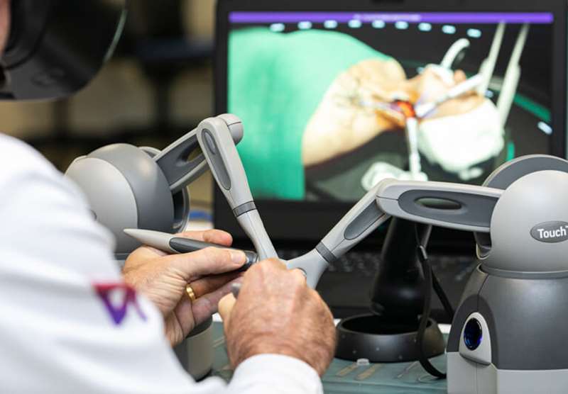 Cirurgião treina movimentos de cirurgia com recursos de realidade virtual.