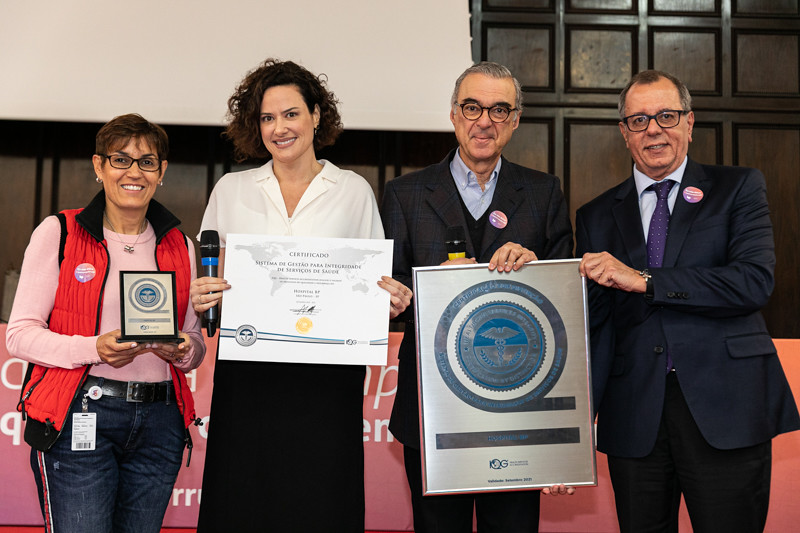 Recebimento da placa da Certificação por Distinção do Programa de Gestão para Integridade de Serviços de Saúde