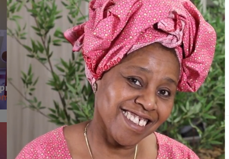 Penha Crispim, professora de turbantes, ensina como usá-los.