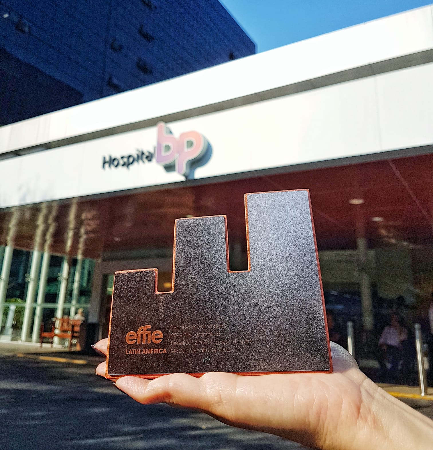 Troféu Effie 2019 em frete à fachada do Hospital BP.
