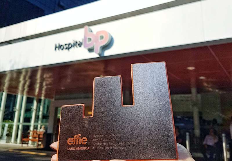 Troféu Effie 2019 em frete à fachada do Hospital BP.