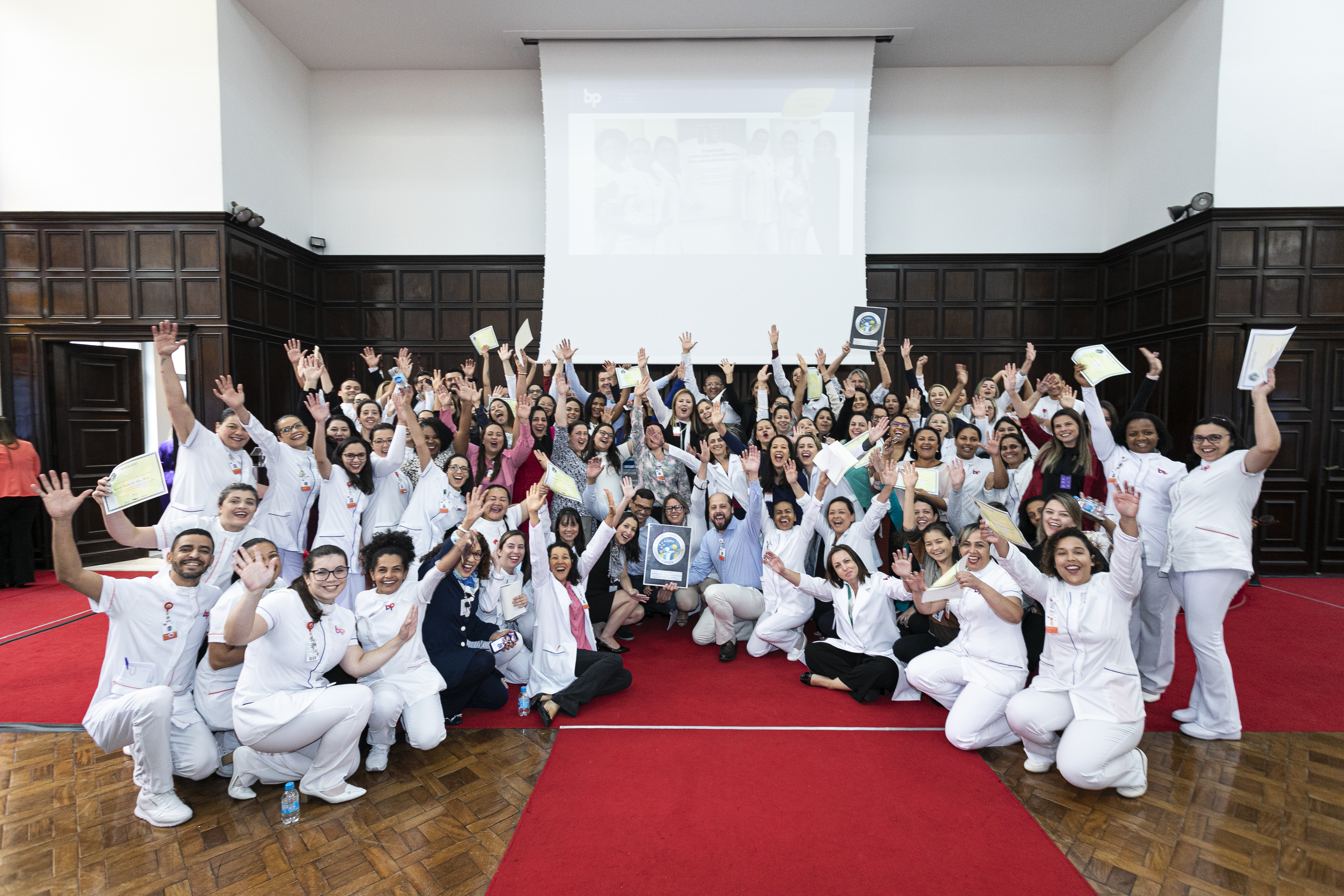 Equipes do Hospital BP e da Escola de Enfermagem recebem o certificado do Cofen