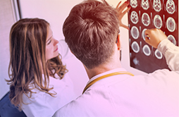 Médicos neurointensivistas avaliando exames de cérebro