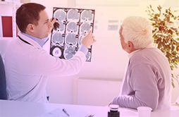 Médico neurologista explicando resultados de exame para uma paciente