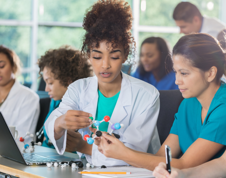 Imagem de alunos estudando na escola de enfermagem